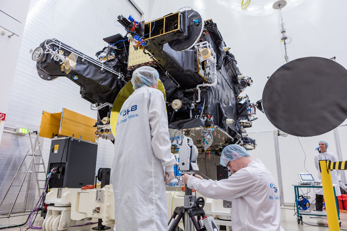 [Translate to Allemand:] Prior to launch, each satellite has to complete a comprehensive environmental test campaign to ensure it can survive and operate in the hostile space environment.