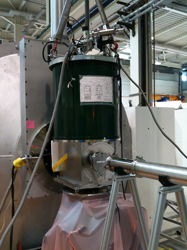 17 T cryomagnet (University of Birmingham) installed on D33.